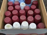 une boîte remplie de gobelets rouges et blancs posée par terre