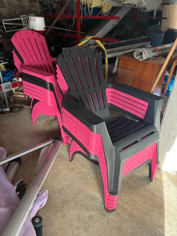 13 fauteuils plastique noir et rose