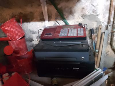 un téléphone rouge posé sur un boîtier noir