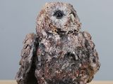 un petit hibou perché sur une table
