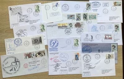 beaucoup de timbres posés sur une table, sur lesquels sont représentés d'autres timbres
