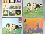 trois pochettes d'albums de Pink Floyd sur une table