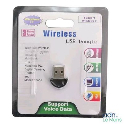 une clé USB branchée sur un téléphone