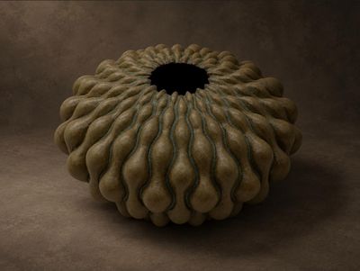 un vase percé d'un trou noir sur fond marron