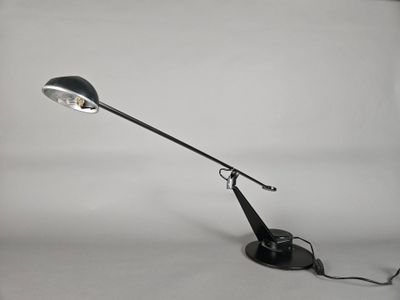 une image représentant une photo en noir et blanc d'une lampe de bureau