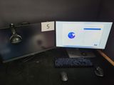 deux écrans d'ordinateur sur un bureau avec un clavier et une souris