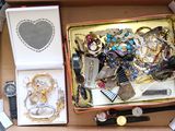 une boîte remplie de bijoux assortis sur une table