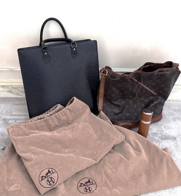 deux sacs et un sac à main posés par terre