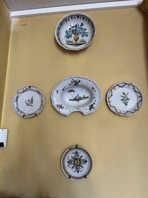 beaucoup d'assiettes accrochées au mur