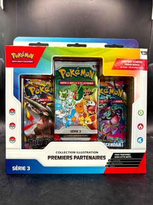 Le jeu de cartes à collectionner Pokémon se trouve dans la boîte posée sur la table.
