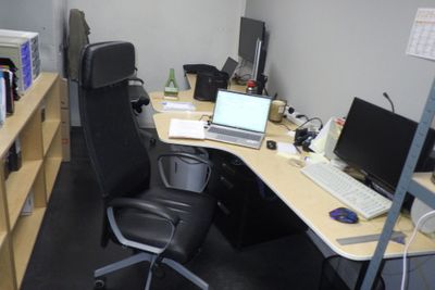 un bureau sur lequel se trouvent un ordinateur et un portable