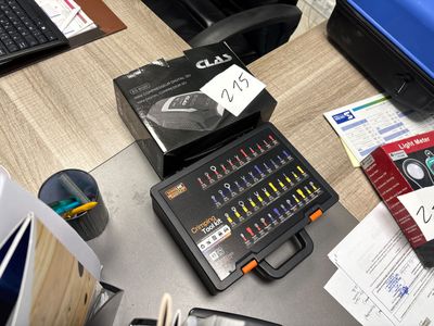 un bureau sur lequel se trouvent un ordinateur, un clavier, une souris et d'autres fournitures de bureau