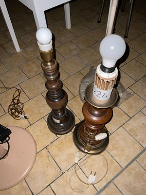 deux lampes posées par terre à côté d'une table