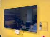 un téléviseur à écran plat fixé au mur d'une pièce