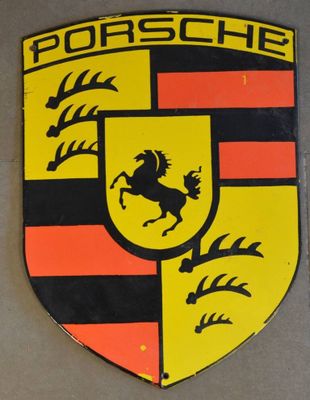 un gros plan de l'emblème Porsche sur un mur