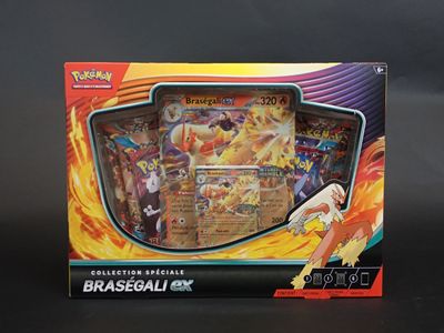 boîte de présentation pour un jeu de cartes Pokémon, avec une photo de la boîte