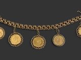 un bracelet en or composé de cinq médaillons montés sur une chaîne