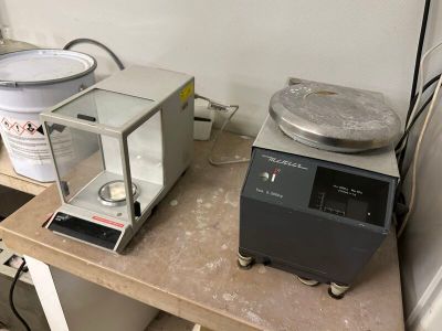 deux machines posées sur une table