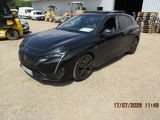 la photo d'une voiture noire garée devant un bâtiment