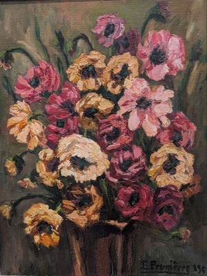 tableau représentant des fleurs dans un vase posé sur une table devant un mur