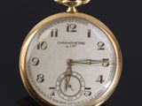 une montre de poche antique sur une surface noire avec un fond noir