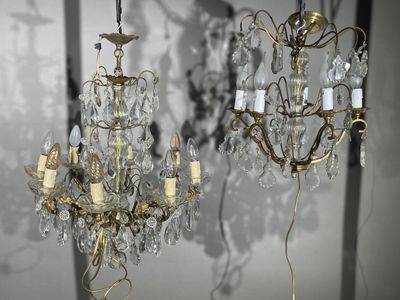 deux lustres suspendus au plafond d'une pièce