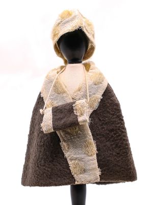 un mannequin vêtu d'un manteau à capuche et d'un chapeau