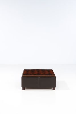 une image représentant un petit plateau carré en bois avec un plateau de couleur marron