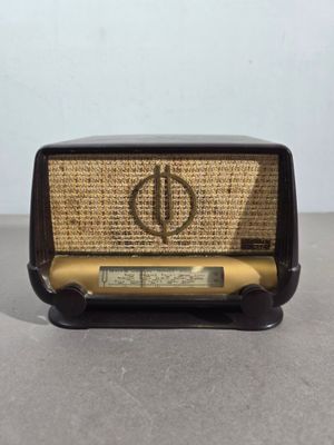 une radio à l'ancienne posée sur une table dans une pièce