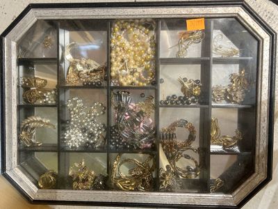 une photo d'une vitrine remplie de nombreux bijoux
