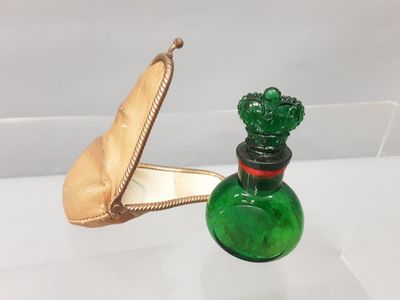 une petite bouteille en verre vert contenant un cactus