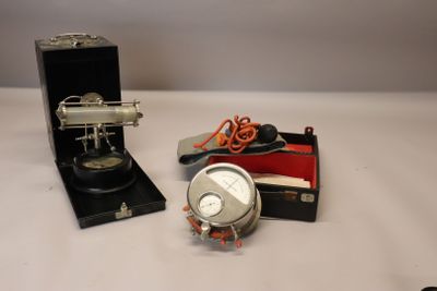 une petite machine posée sur une table