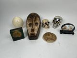 un grand nombre d'objets posés sur une table