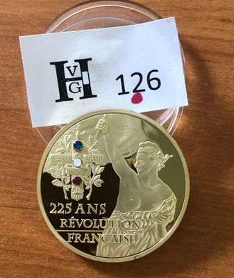 un gros plan d'une pièce de monnaie sur laquelle est apposée une étiquette