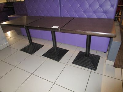 trois tables et un banc dans un coin d'un restaurant