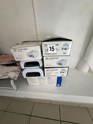 deux boîtes de micro-ondes posées sur une étagère dans une salle de bains