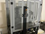 deux machines installées dans une pièce