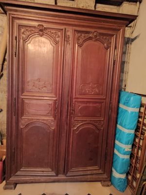 Armoire de style Régence en chêne sculptée de coquilles et d…