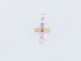 un gros plan sur un pendentif en forme de croix orné de pierres multicolores