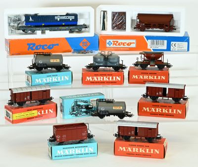 de nombreux trains miniatures exposés dans une vitrine