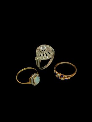 trois bagues et une bague avec une pierre au centre