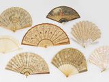 Plusieurs types d'éventails sont disposés sur une surface blanche