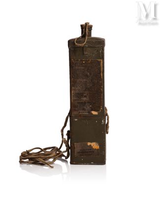 une photo d'un ancien étui de téléphone portable militaire muni d'un cordon