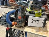une photo d'un établi avec beaucoup d'outils dessus