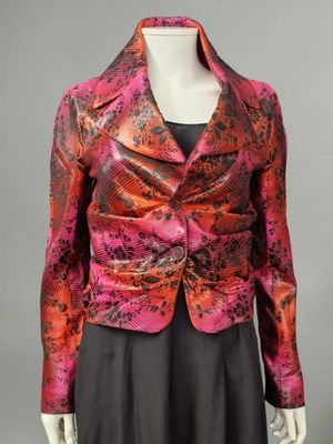 une veste rose et noire sur un mannequin, un mannequin, un mannequin, un mannequin, un mannequin, un mannequin, un mannequin, un mannequin, un mannequin, un mannequin, un mannequin, un mannequin, un mannequin, un mannequin, un mannequin, un mannequin, un mannequin, un mannequin, un mannequin, un mannequin, un mannequin, un mannequin, un mannequin, un mannequin, un mannequin, un mannequin, un mannequin, un mannequin, un mannequin, un mannequin, un mannequin, un mannequin, un mannequin, un manne