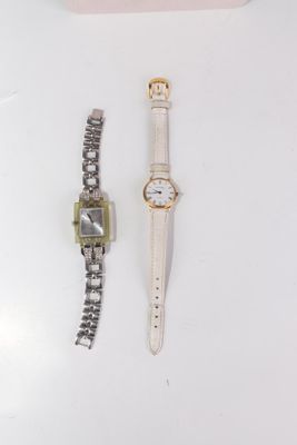 deux montres et un bracelet posés sur une table
