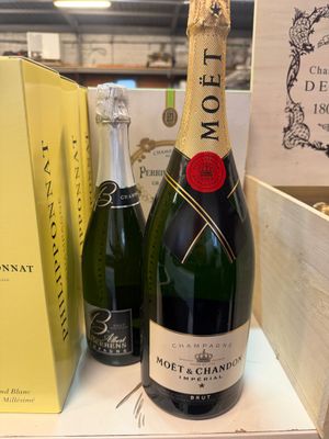 deux bouteilles de Moët et une caisse de champagne posées sur une table