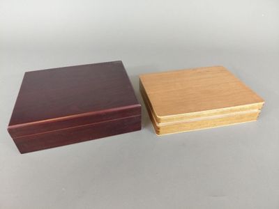 deux boîtes en bois posées côte à côte sur une table