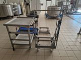 un chariot posé au milieu d'une pièce