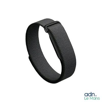 un bracelet noir muni d'un fermoir en métal sur fond blanc